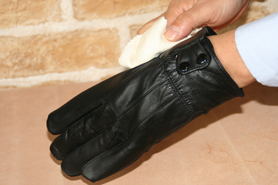 革手袋（グローブ）のお手入れ方法